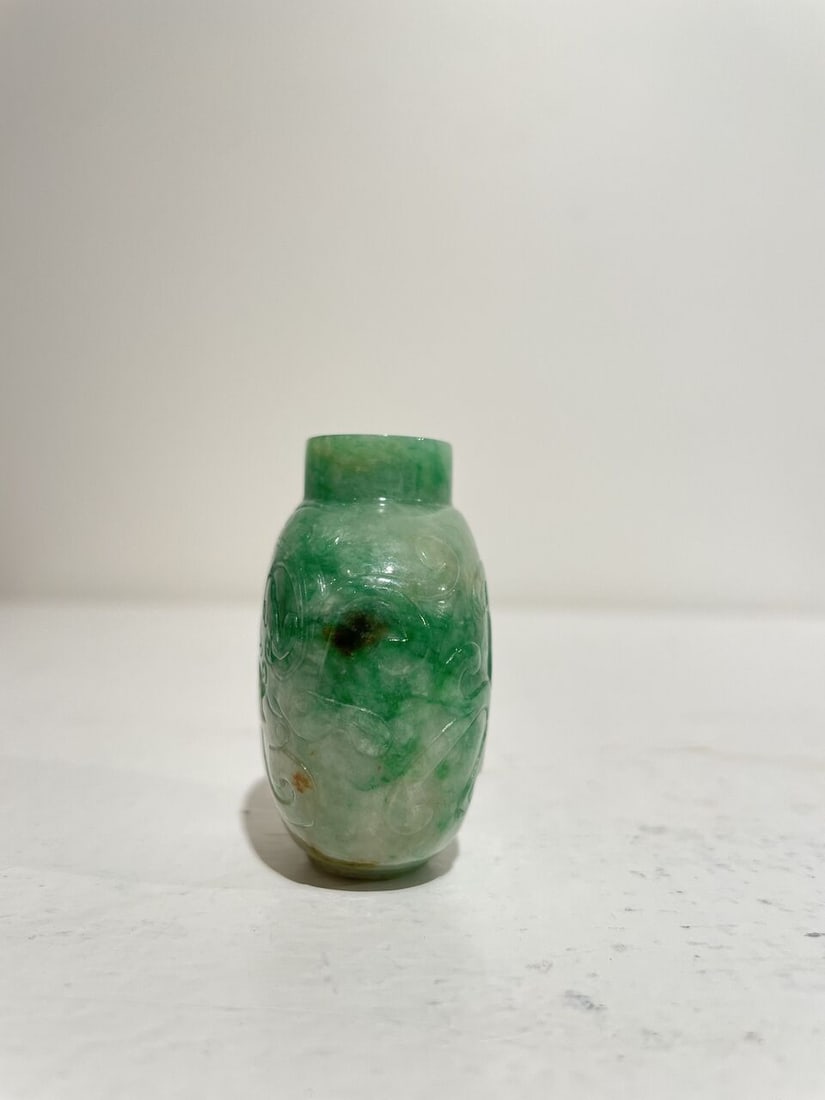 AN APPLE-GREEN AND WHITE JADEITE 'DRAGON' SNUFF BOTTLE 19th century - 6