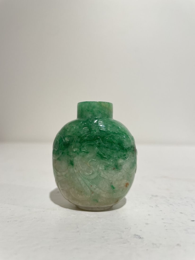 AN APPLE-GREEN AND WHITE JADEITE 'DRAGON' SNUFF BOTTLE 19th century - 7