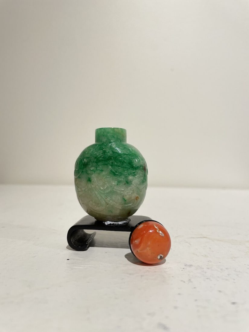 AN APPLE-GREEN AND WHITE JADEITE 'DRAGON' SNUFF BOTTLE 19th century - 8