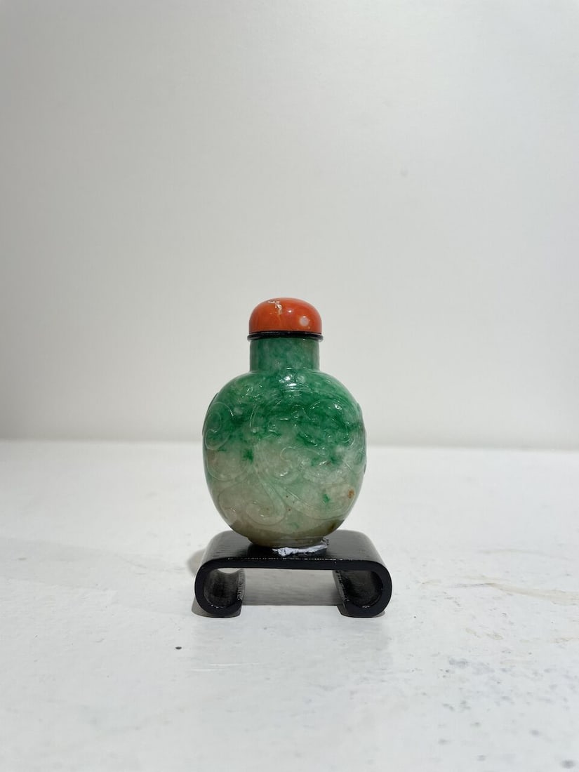 AN APPLE-GREEN AND WHITE JADEITE 'DRAGON' SNUFF BOTTLE 19th century - 9