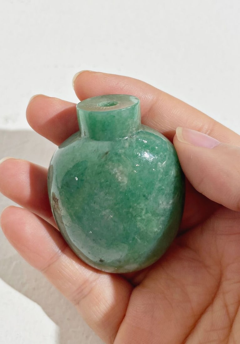 A GREEN JADEITE SNUFF BOTTLE AND A SNUFF DISH The bottle, 19th century (2) - 8