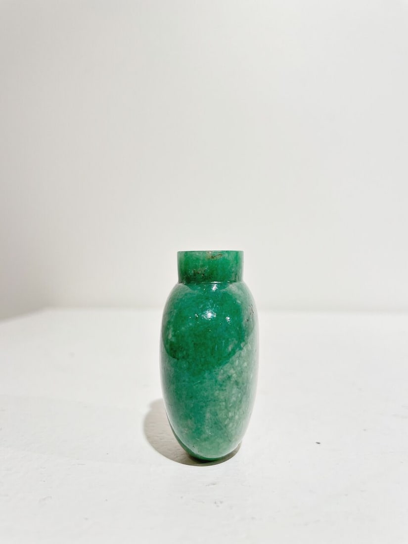 A GREEN JADEITE SNUFF BOTTLE AND A SNUFF DISH The bottle, 19th century (2) - 9