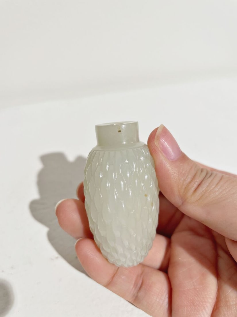 A WHITE JADE 'WOVEN BASKET' SNUFF BOTTLE 18th/19th century - 6