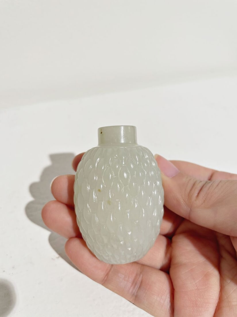 A WHITE JADE 'WOVEN BASKET' SNUFF BOTTLE 18th/19th century - 7