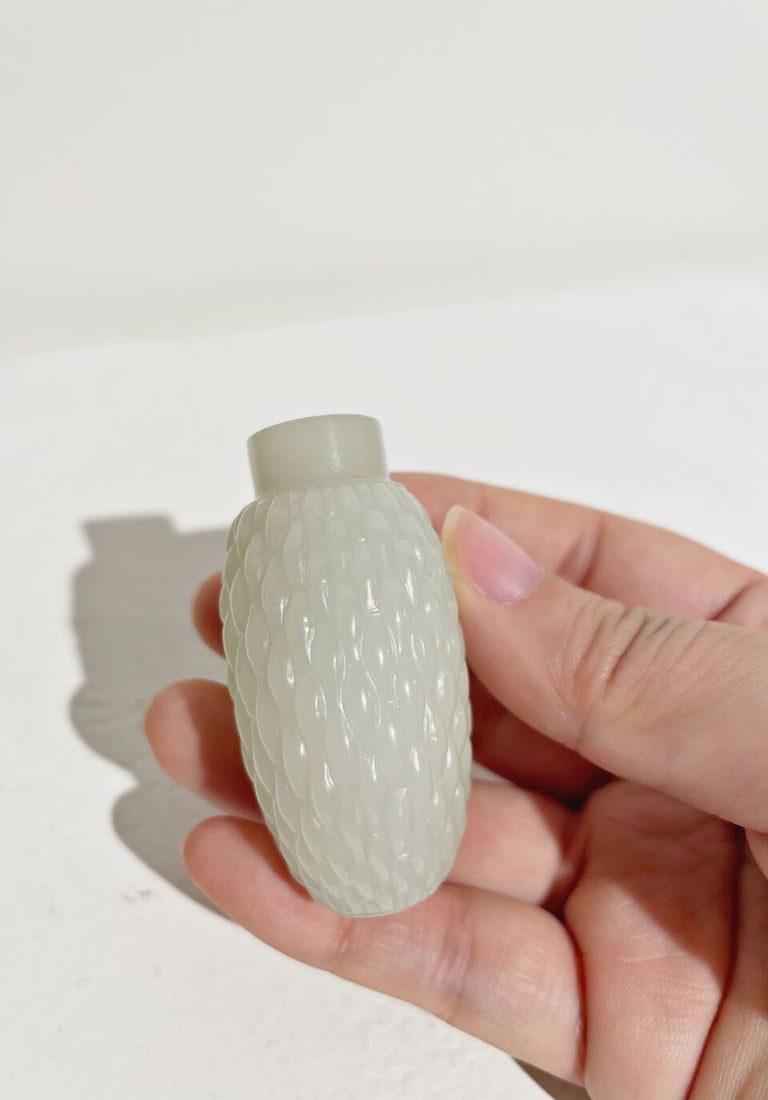 A WHITE JADE 'WOVEN BASKET' SNUFF BOTTLE 18th/19th century - 8