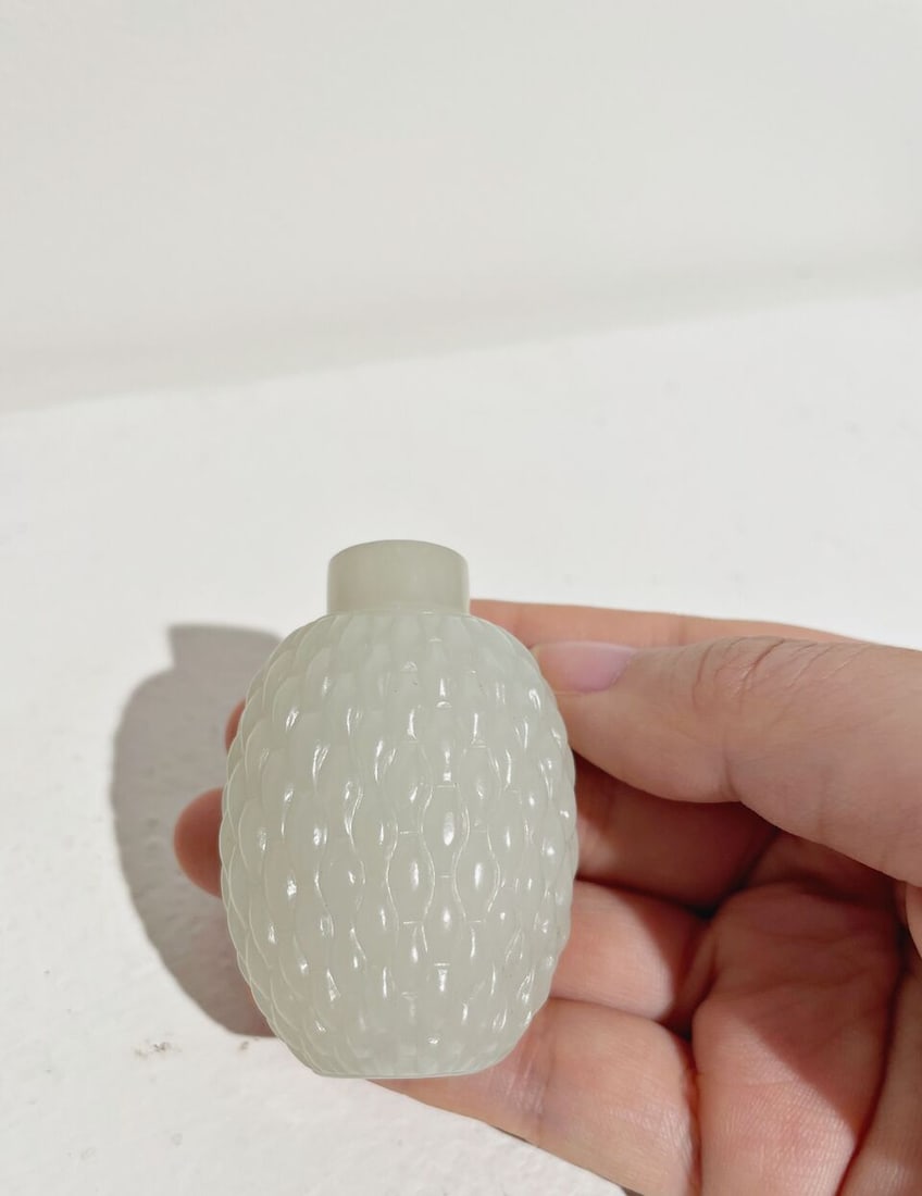 A WHITE JADE 'WOVEN BASKET' SNUFF BOTTLE 18th/19th century - 9