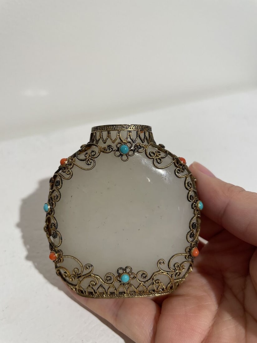 AN INLAID FILIGREE-MOUNTED WHITE JADE SNUFF BOTTLE The jade 18th/19th century, the gilt-metal fi... - 2