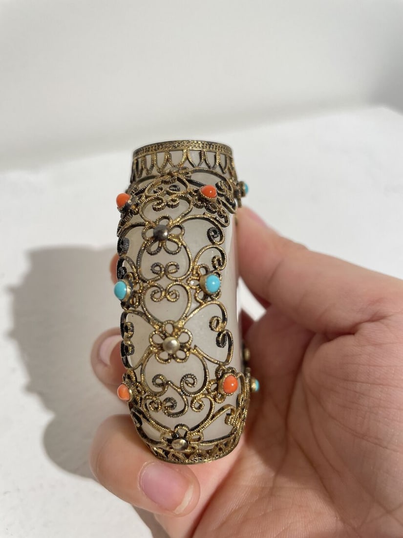 AN INLAID FILIGREE-MOUNTED WHITE JADE SNUFF BOTTLE The jade 18th/19th century, the gilt-metal fi... - 3