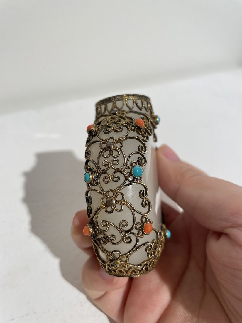 AN INLAID FILIGREE-MOUNTED WHITE JADE SNUFF BOTTLE The jade 18th/19th century, the gilt-metal fi... - 4