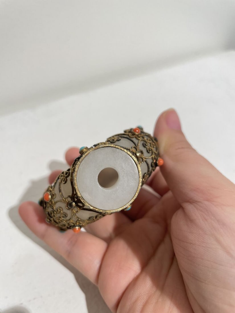 AN INLAID FILIGREE-MOUNTED WHITE JADE SNUFF BOTTLE The jade 18th/19th century, the gilt-metal fi... - 6
