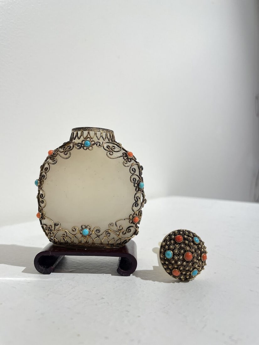 AN INLAID FILIGREE-MOUNTED WHITE JADE SNUFF BOTTLE The jade 18th/19th century, the gilt-metal fi... - 7