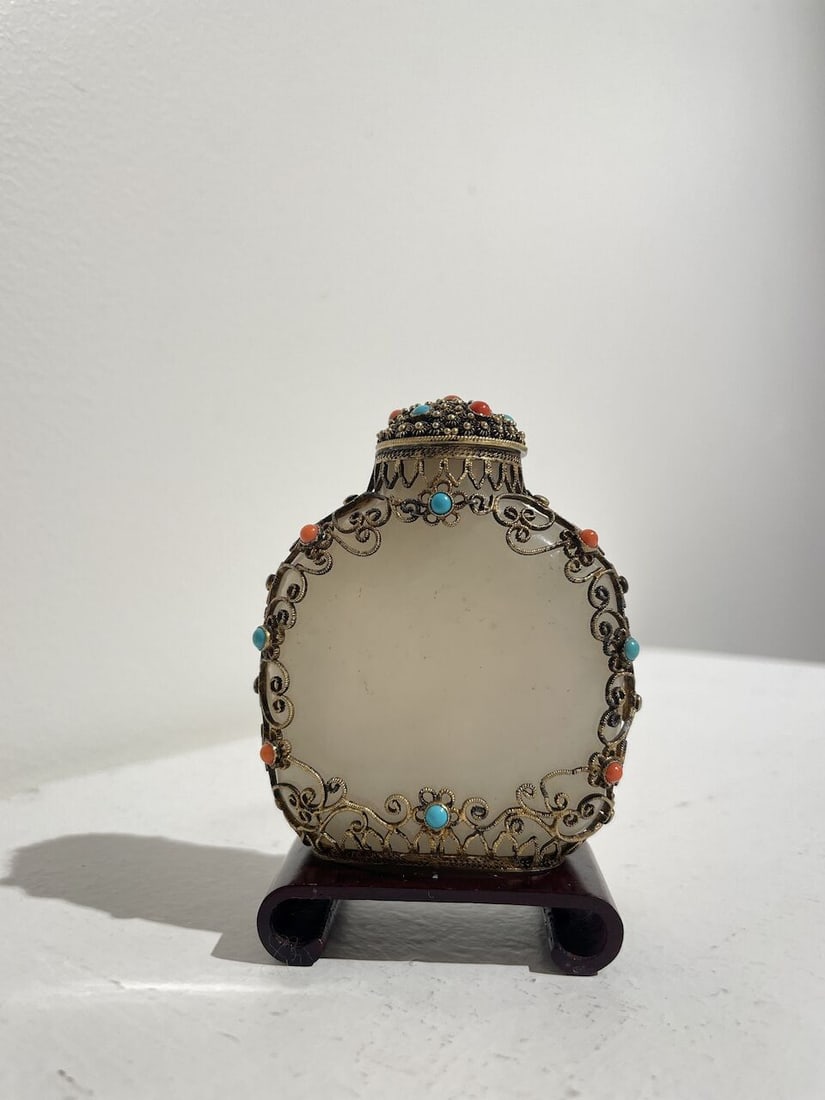 AN INLAID FILIGREE-MOUNTED WHITE JADE SNUFF BOTTLE The jade 18th/19th century, the gilt-metal fi... - 8