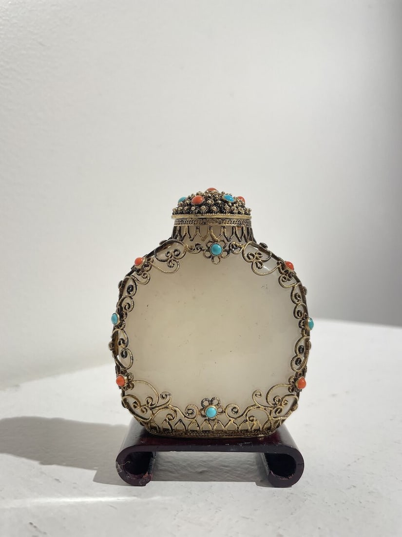 AN INLAID FILIGREE-MOUNTED WHITE JADE SNUFF BOTTLE The jade 18th/19th century, the gilt-metal fi... - 9