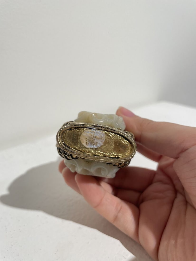 A WHITE JADE 'CHI-DRAGON' SNUFF BOTTLE WITH INLAID AND GILT COPPER ENCASING 18th/19th century - 5