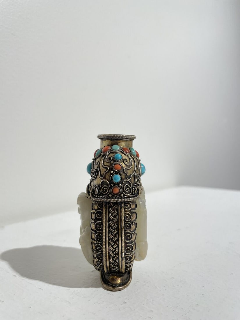A WHITE JADE 'CHI-DRAGON' SNUFF BOTTLE WITH INLAID AND GILT COPPER ENCASING 18th/19th century - 7