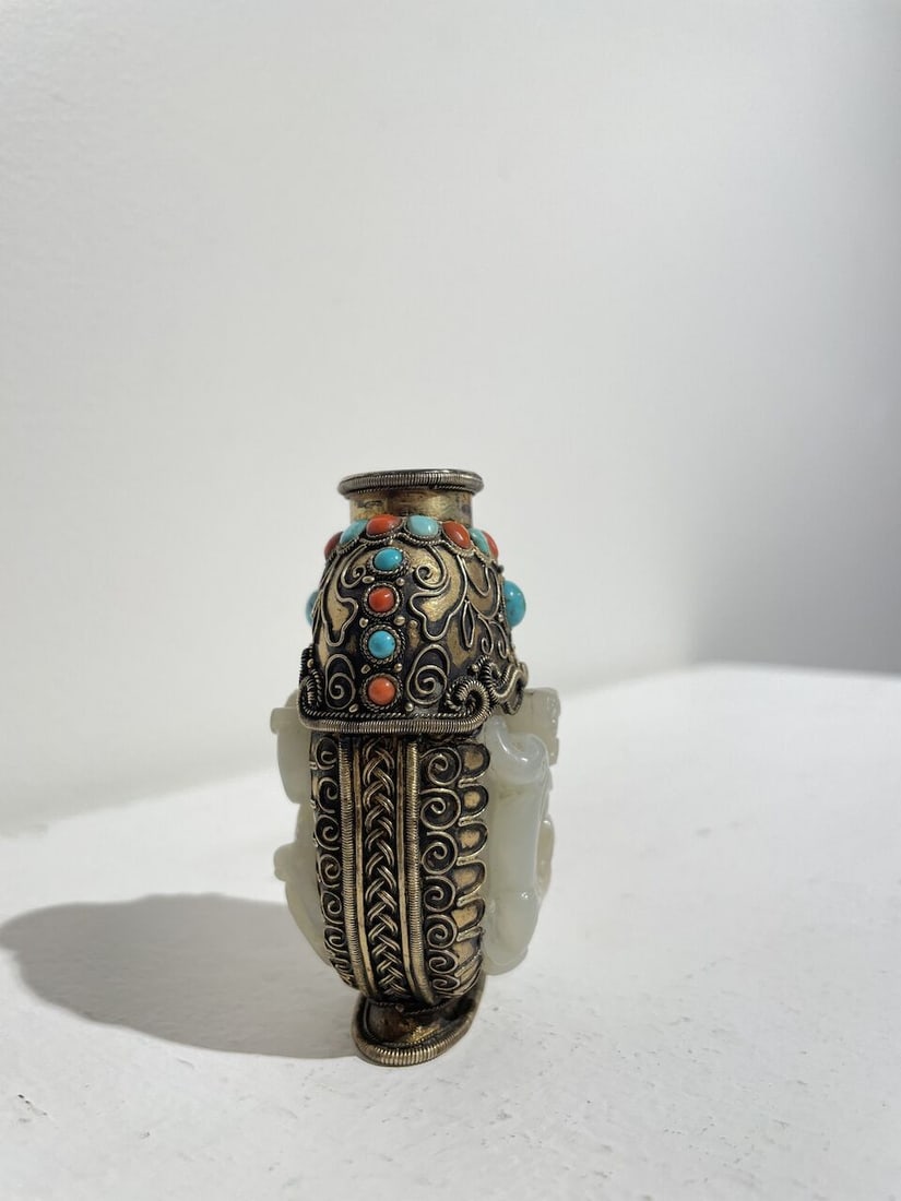 A WHITE JADE 'CHI-DRAGON' SNUFF BOTTLE WITH INLAID AND GILT COPPER ENCASING 18th/19th century - 8