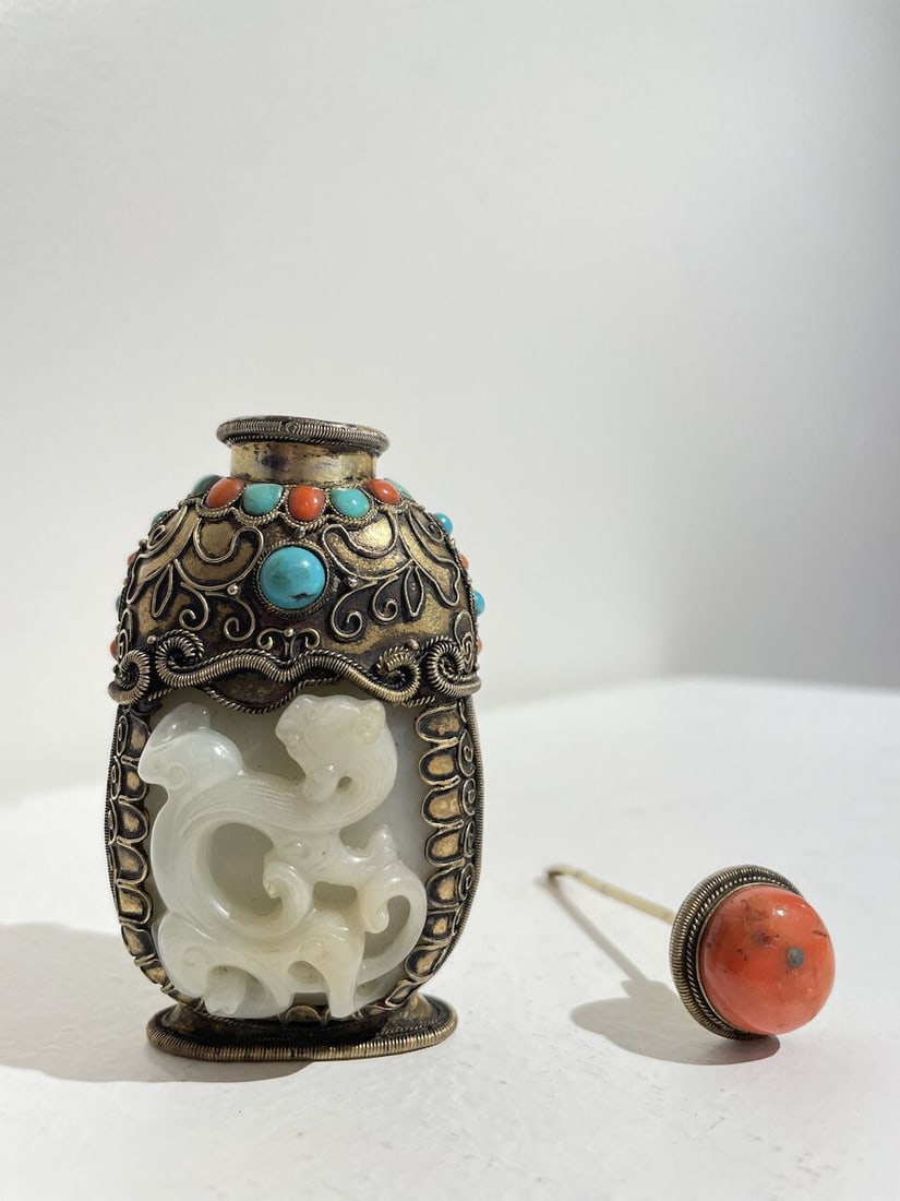 A WHITE JADE 'CHI-DRAGON' SNUFF BOTTLE WITH INLAID AND GILT COPPER ENCASING 18th/19th century - 9