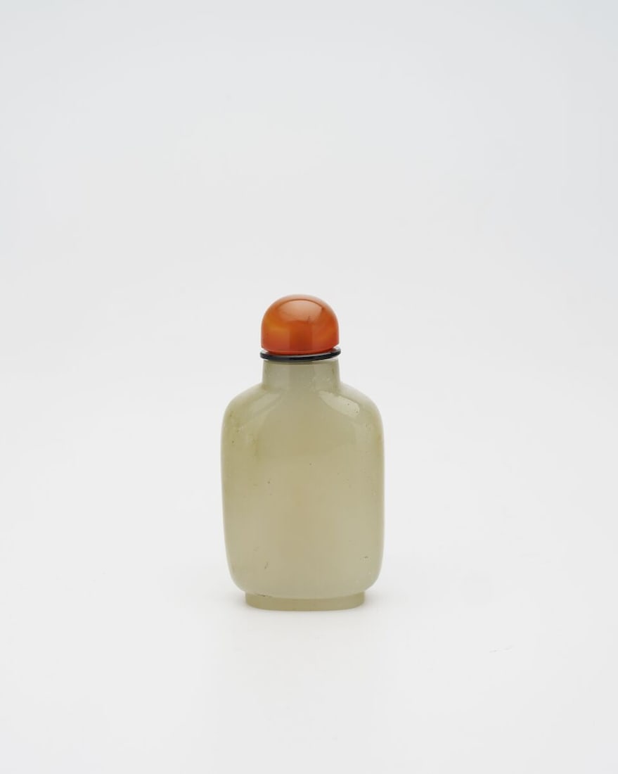 A GREENISH WHITE JADE 'CABBAGE' SNUFF BOTTLE WITH RUSSET INCLUSION 19th/20th century - 2