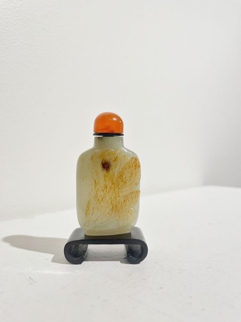 A GREENISH WHITE JADE 'CABBAGE' SNUFF BOTTLE WITH RUSSET INCLUSION 19th/20th century - 3