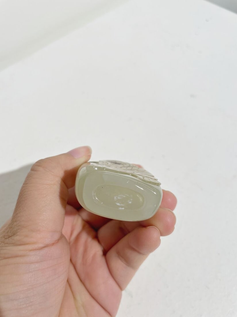 A GREENISH WHITE JADE 'CABBAGE' SNUFF BOTTLE WITH RUSSET INCLUSION 19th/20th century - 4