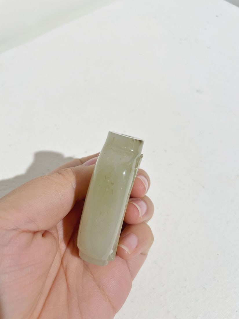 A GREENISH WHITE JADE 'CABBAGE' SNUFF BOTTLE WITH RUSSET INCLUSION 19th/20th century - 6