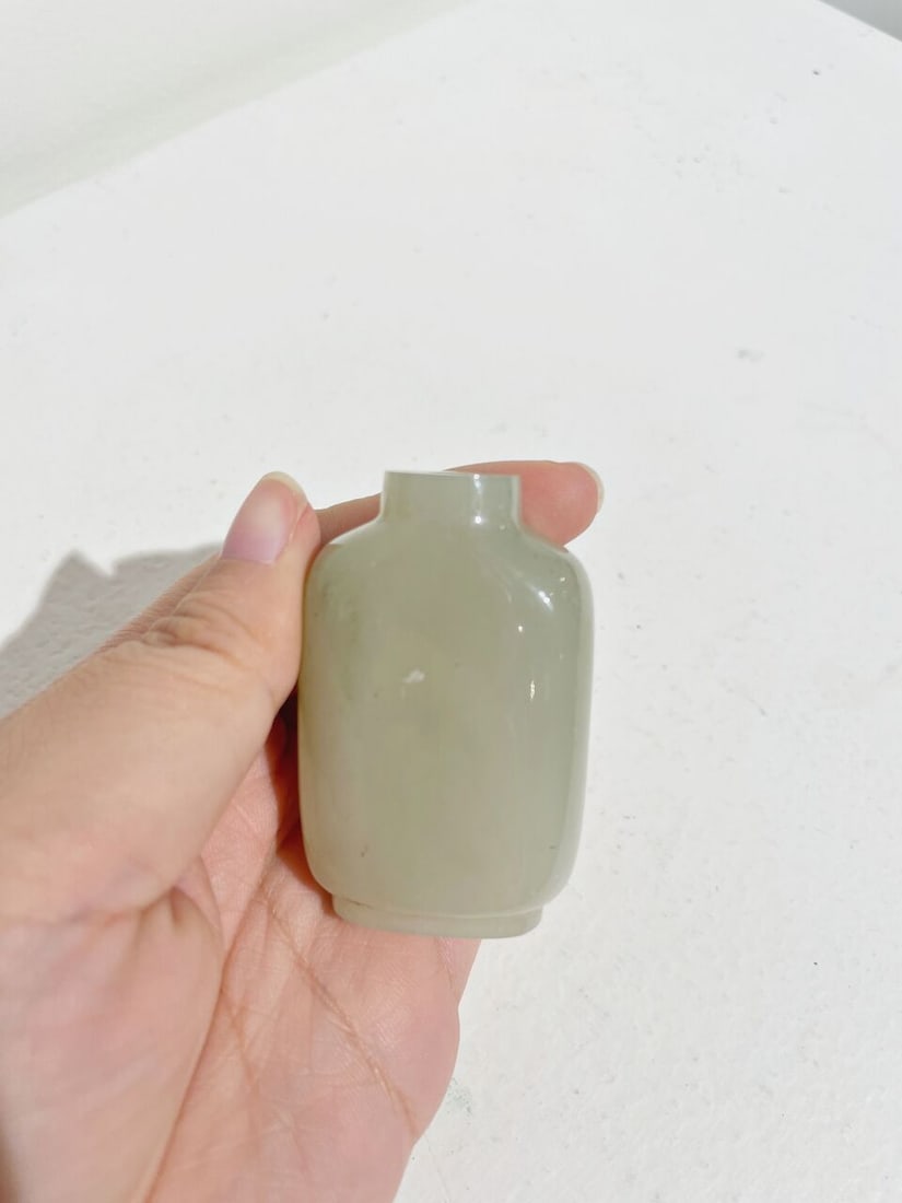 A GREENISH WHITE JADE 'CABBAGE' SNUFF BOTTLE WITH RUSSET INCLUSION 19th/20th century - 7