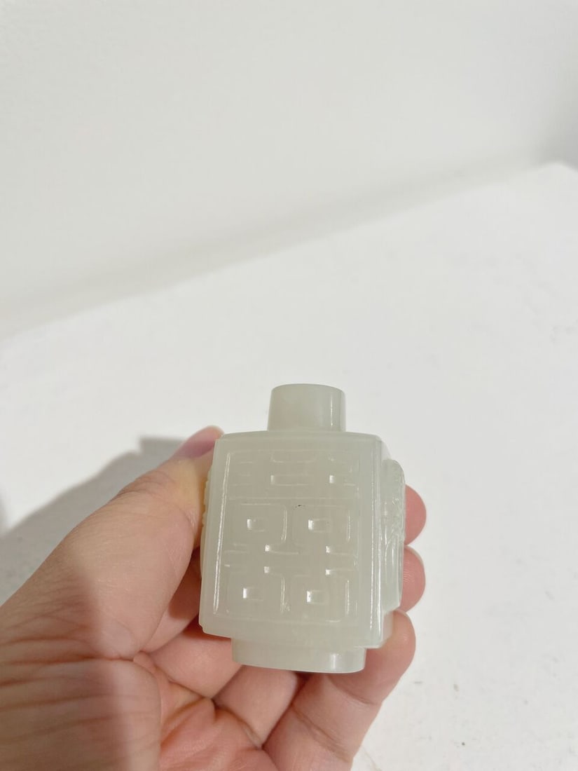 A WHITE JADE 'DOUBLE HAPPINESS' SNUFF BOTTLE 18th/19th century - 7