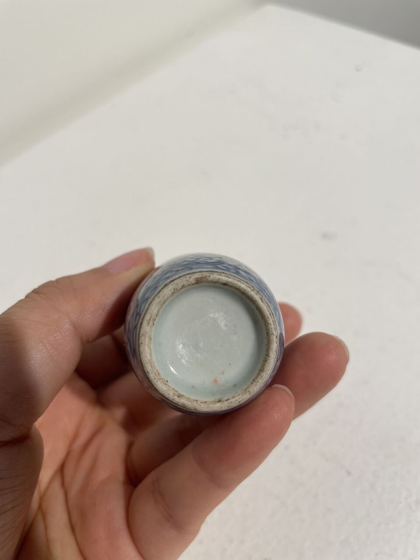 AN UNDERGLAZE-BLUE AND COPPER-RED 'LOTUS', AND A BLUE AND WHITE 'FIGURES' SNUFF BOTTLE Late Qing... - 10