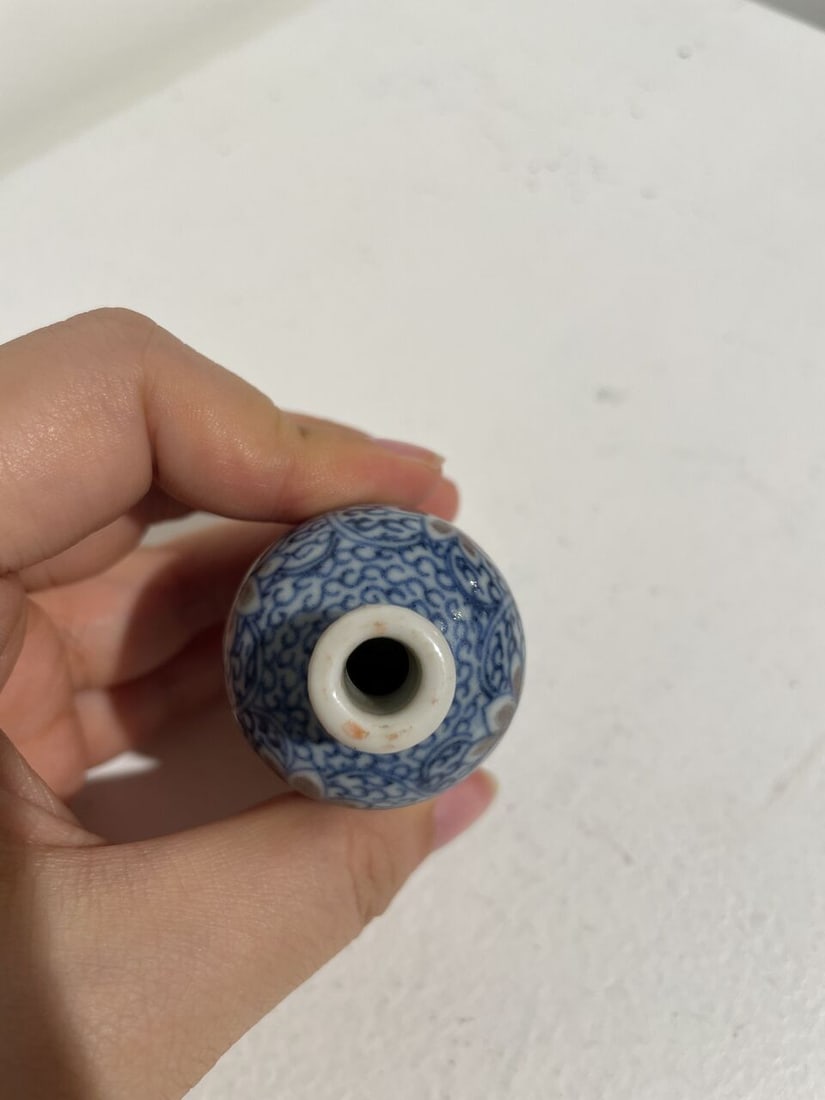 AN UNDERGLAZE-BLUE AND COPPER-RED 'LOTUS', AND A BLUE AND WHITE 'FIGURES' SNUFF BOTTLE Late Qing... - 11