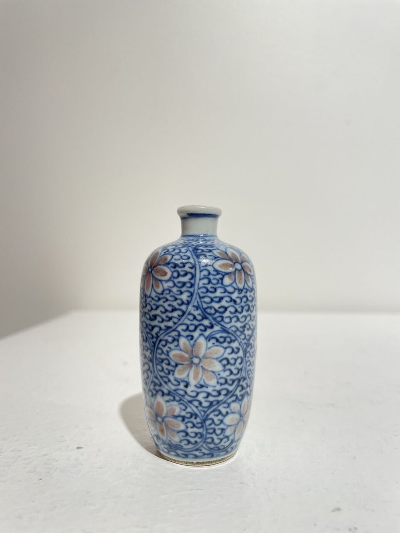 AN UNDERGLAZE-BLUE AND COPPER-RED 'LOTUS', AND A BLUE AND WHITE 'FIGURES' SNUFF BOTTLE Late Qing... - 12