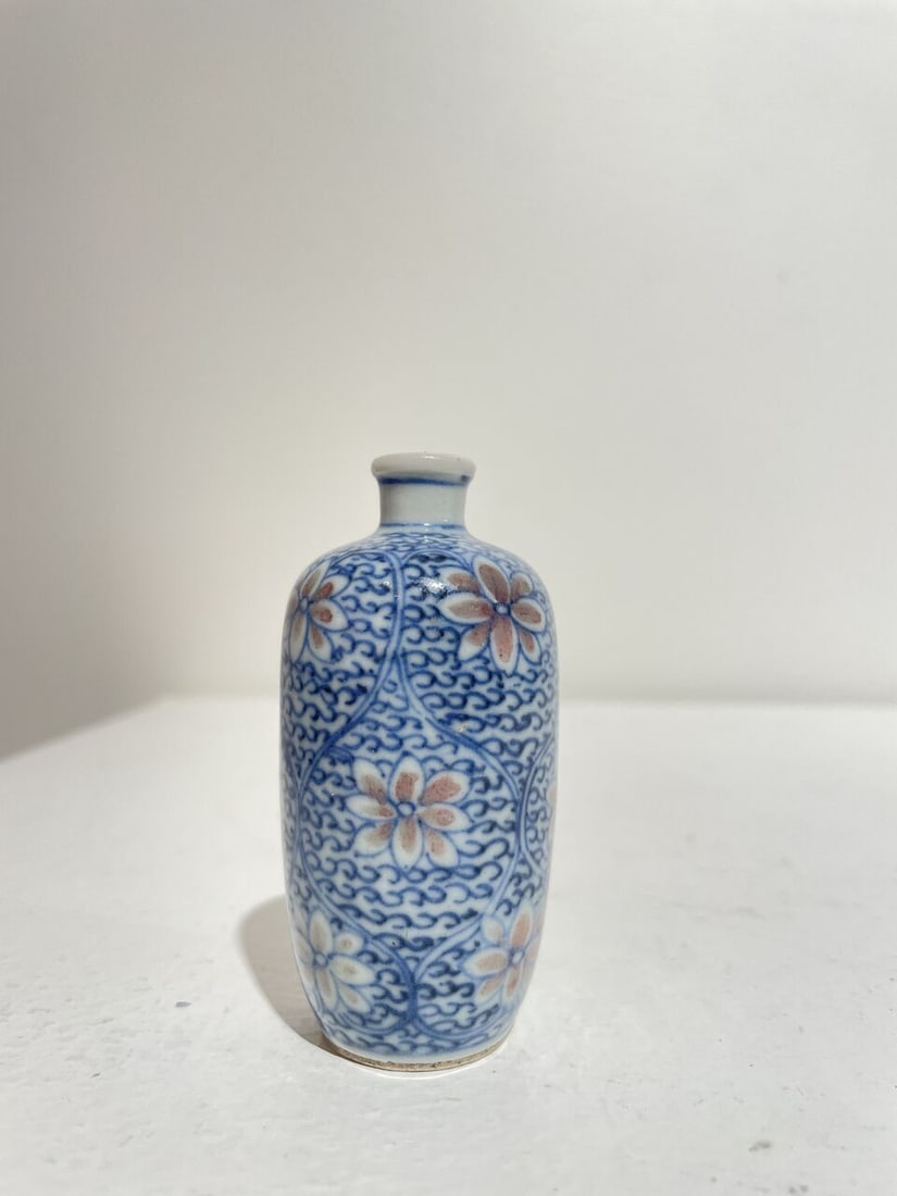 AN UNDERGLAZE-BLUE AND COPPER-RED 'LOTUS', AND A BLUE AND WHITE 'FIGURES' SNUFF BOTTLE Late Qing... - 13
