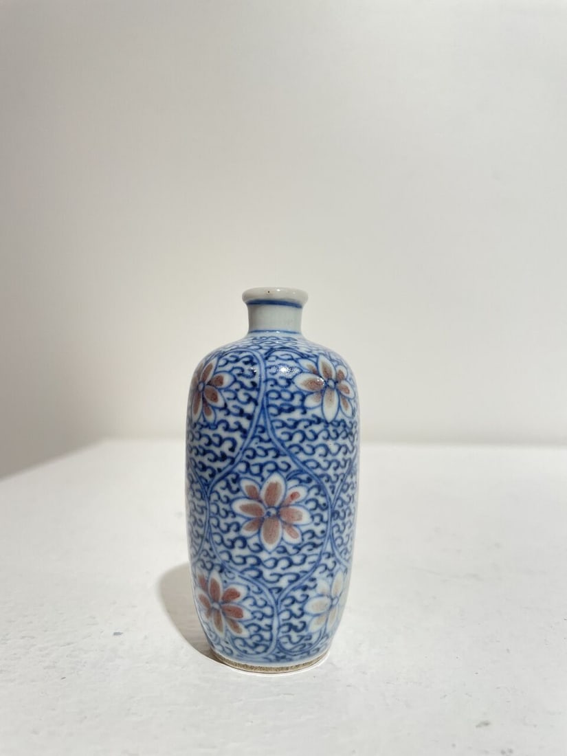 AN UNDERGLAZE-BLUE AND COPPER-RED 'LOTUS', AND A BLUE AND WHITE 'FIGURES' SNUFF BOTTLE Late Qing... - 14