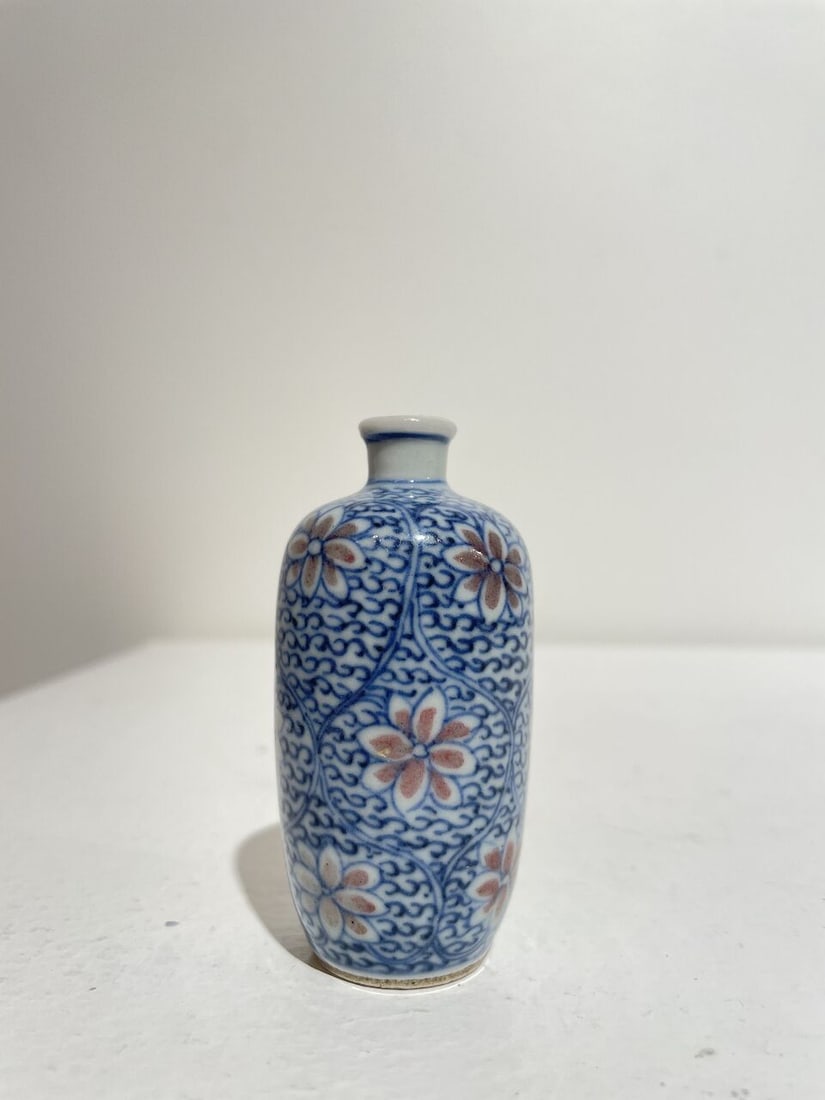 AN UNDERGLAZE-BLUE AND COPPER-RED 'LOTUS', AND A BLUE AND WHITE 'FIGURES' SNUFF BOTTLE Late Qing... - 15