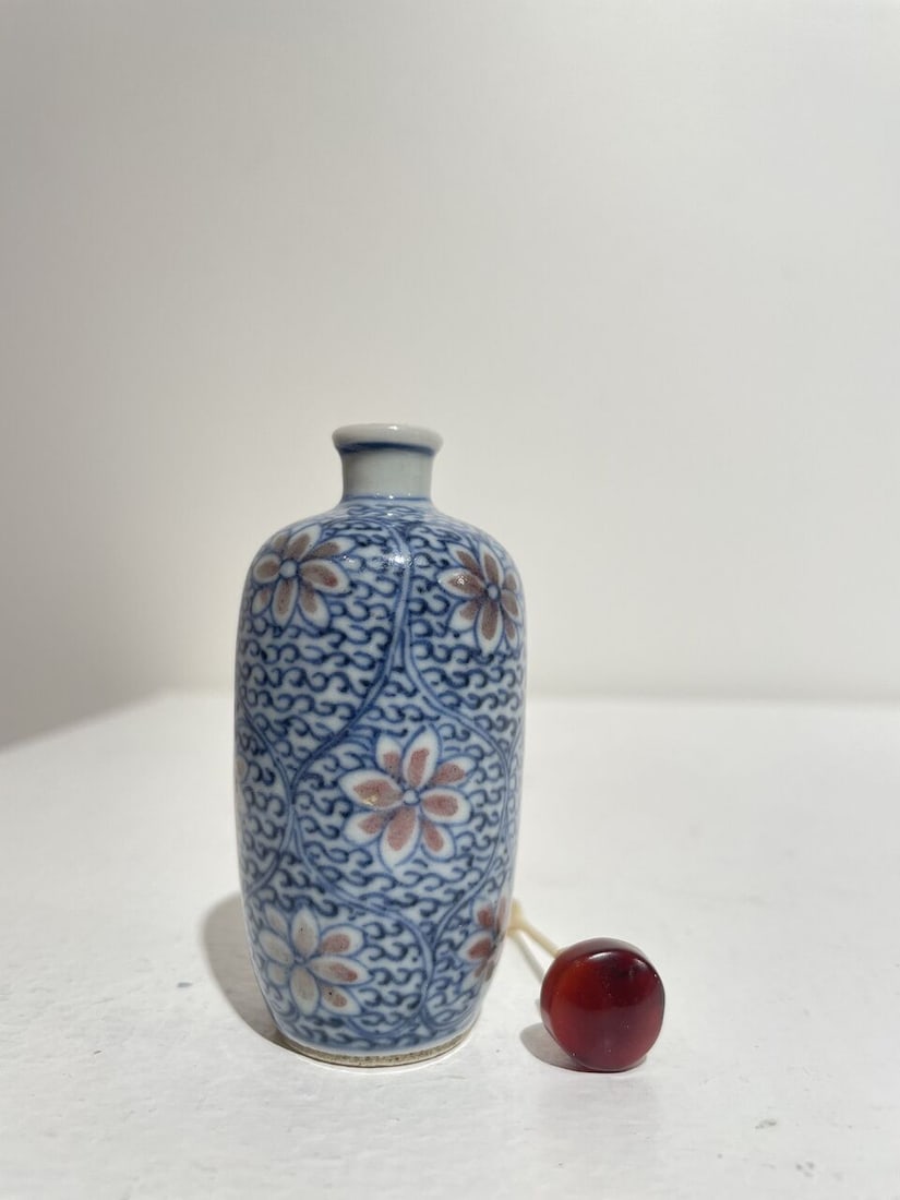 AN UNDERGLAZE-BLUE AND COPPER-RED 'LOTUS', AND A BLUE AND WHITE 'FIGURES' SNUFF BOTTLE Late Qing... - 16