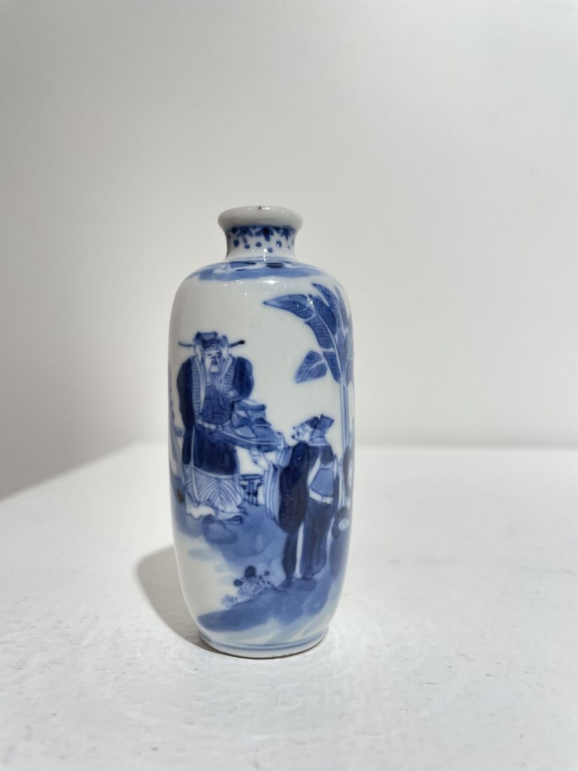 AN UNDERGLAZE-BLUE AND COPPER-RED 'LOTUS', AND A BLUE AND WHITE 'FIGURES' SNUFF BOTTLE Late Qing... - 4