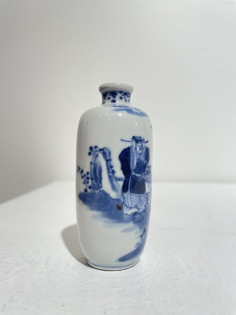 AN UNDERGLAZE-BLUE AND COPPER-RED 'LOTUS', AND A BLUE AND WHITE 'FIGURES' SNUFF BOTTLE Late Qing... - 5