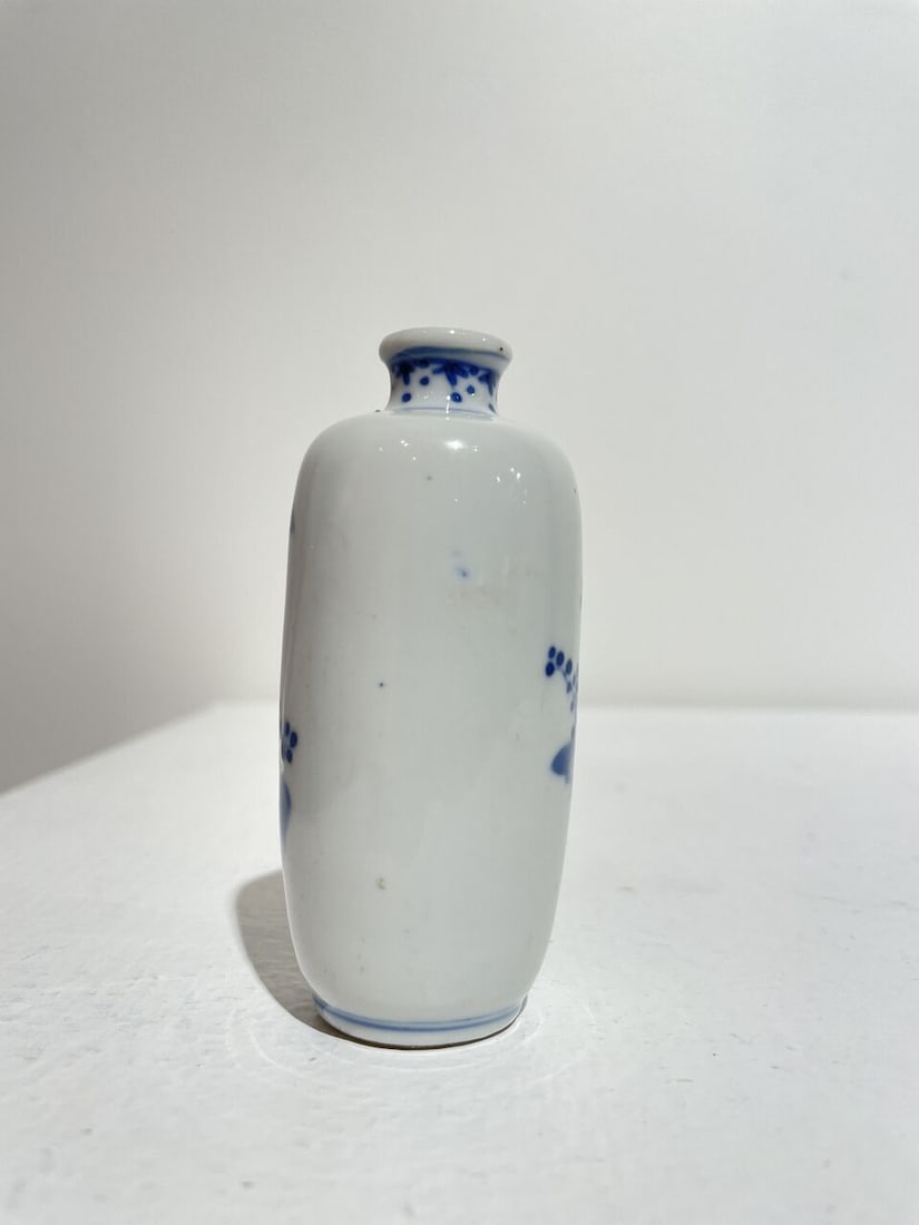 AN UNDERGLAZE-BLUE AND COPPER-RED 'LOTUS', AND A BLUE AND WHITE 'FIGURES' SNUFF BOTTLE Late Qing... - 6