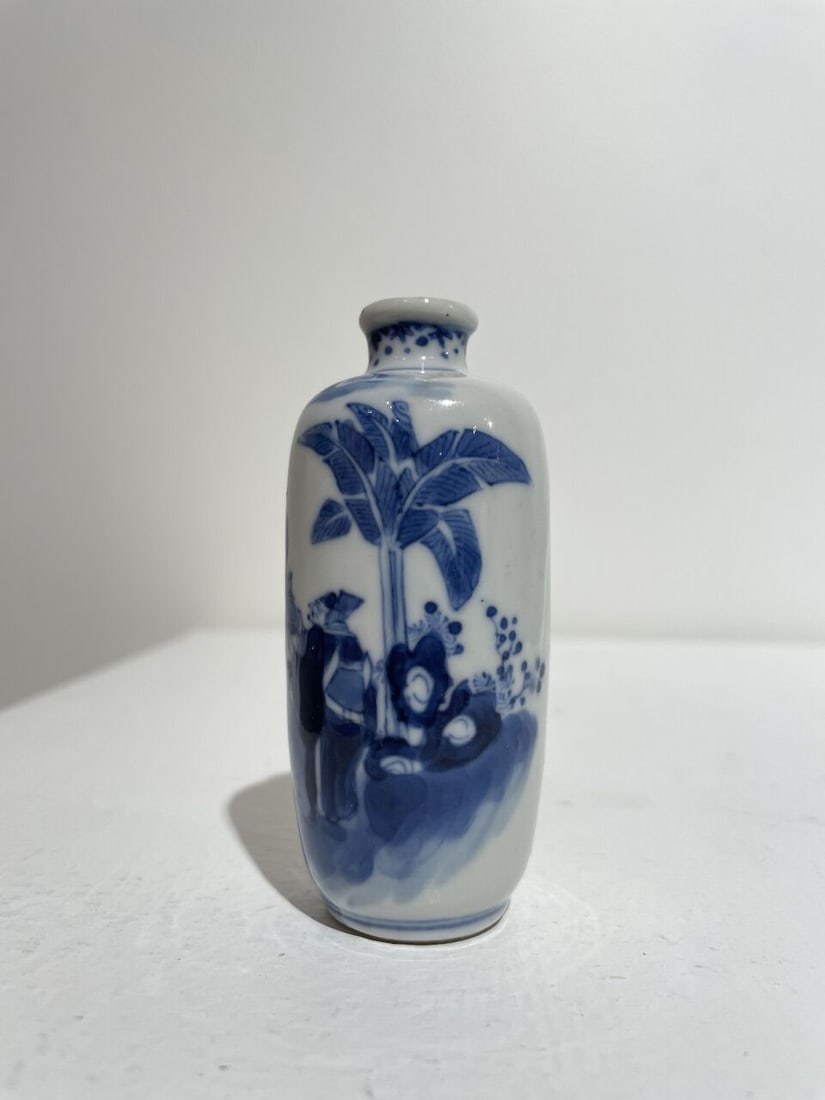 AN UNDERGLAZE-BLUE AND COPPER-RED 'LOTUS', AND A BLUE AND WHITE 'FIGURES' SNUFF BOTTLE Late Qing... - 7