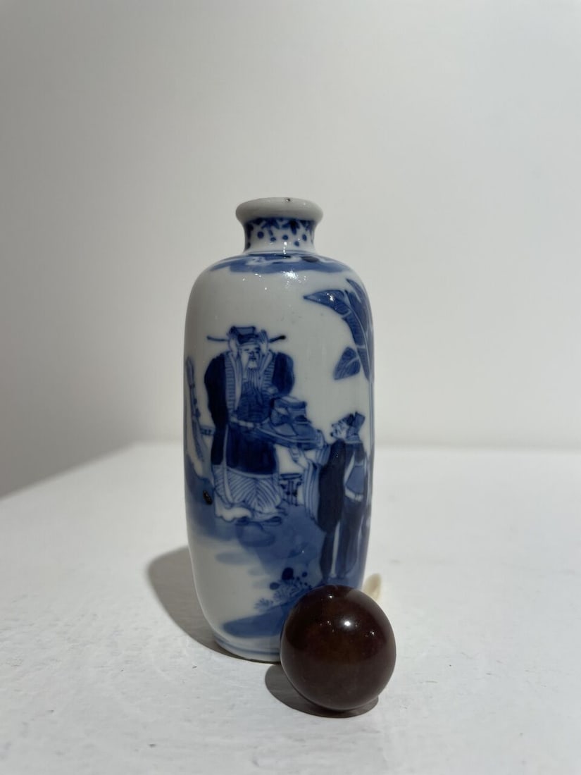AN UNDERGLAZE-BLUE AND COPPER-RED 'LOTUS', AND A BLUE AND WHITE 'FIGURES' SNUFF BOTTLE Late Qing... - 8