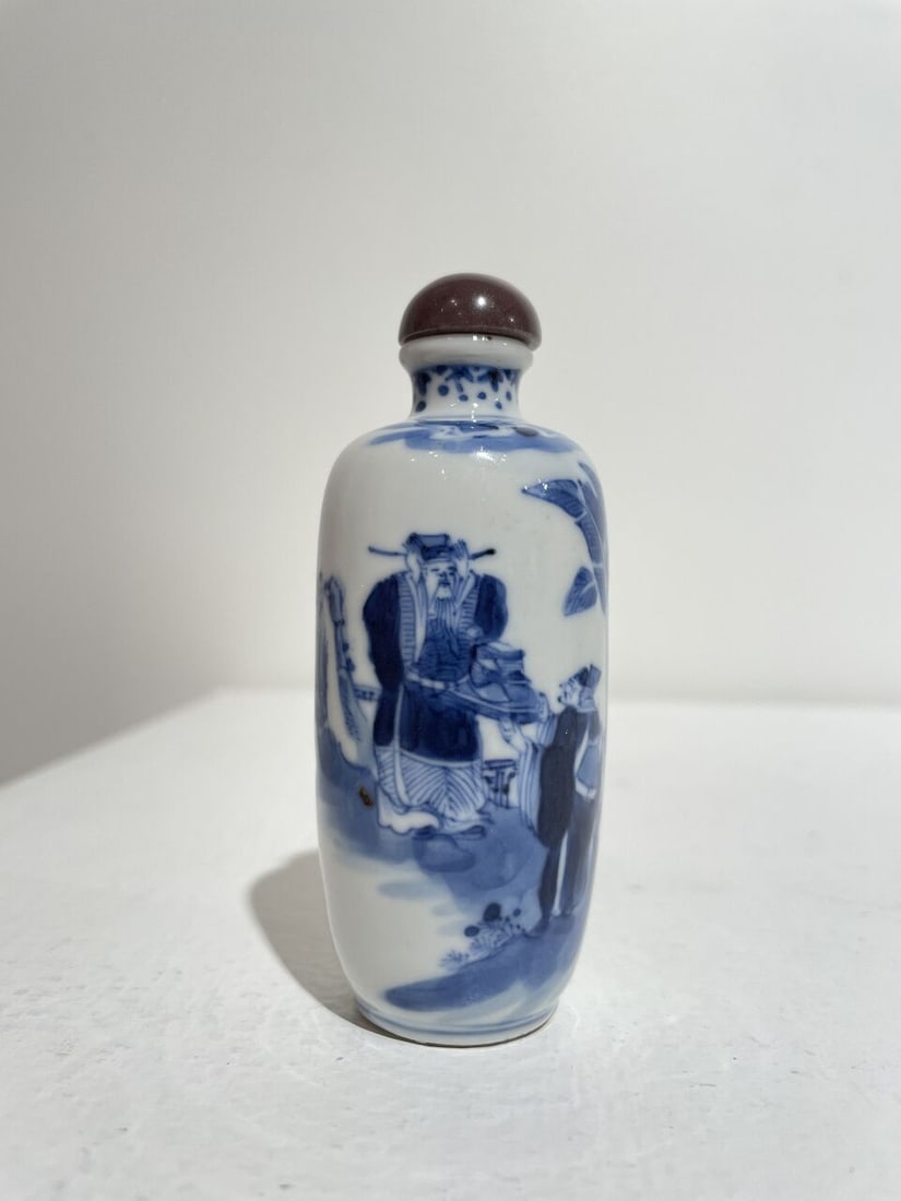 AN UNDERGLAZE-BLUE AND COPPER-RED 'LOTUS', AND A BLUE AND WHITE 'FIGURES' SNUFF BOTTLE Late Qing... - 9