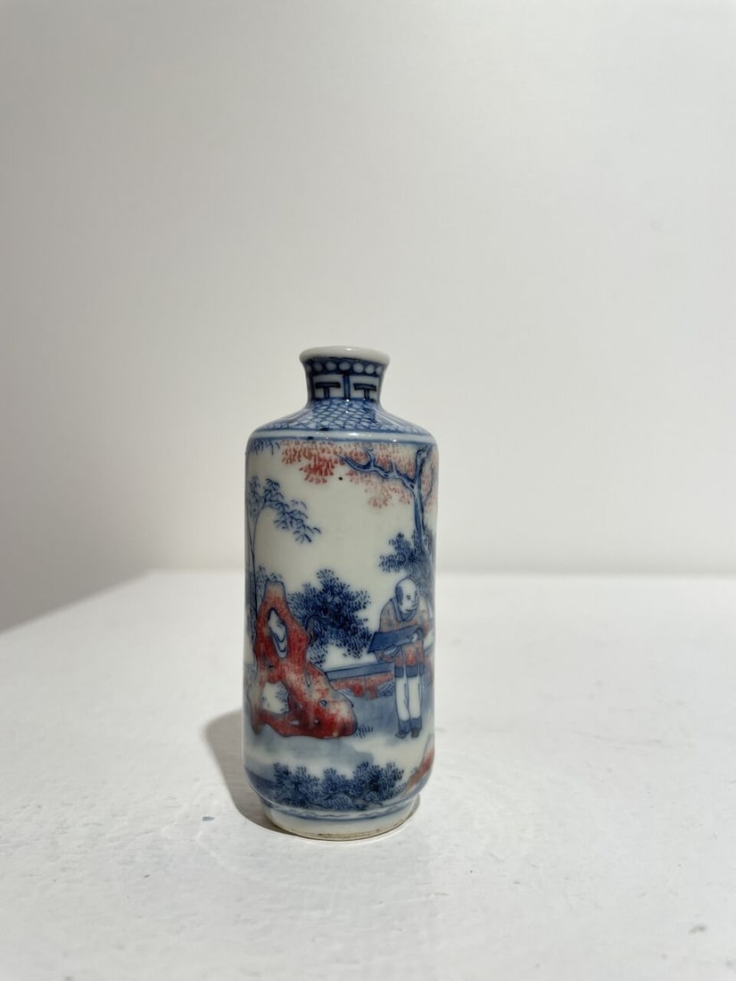 AN UNDERGLAZE-BLUE AND COPPER-RED 'FIGURES IN THE GARDEN' SNUFF BOTTLE Late Qing to Republic Period - 5