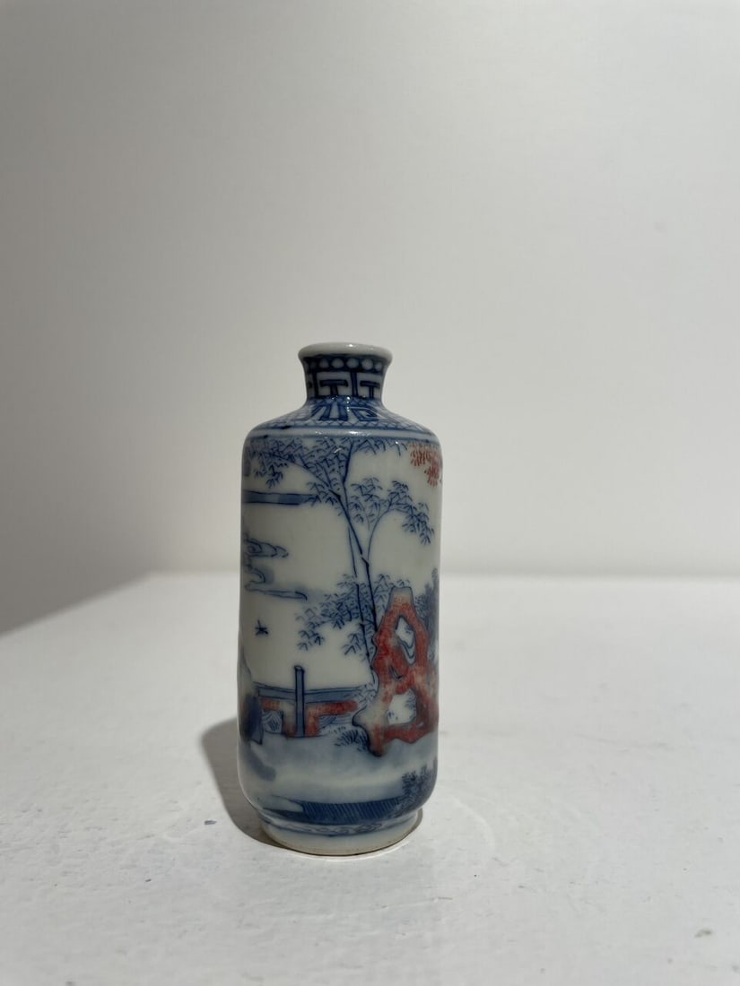 AN UNDERGLAZE-BLUE AND COPPER-RED 'FIGURES IN THE GARDEN' SNUFF BOTTLE Late Qing to Republic Period - 6