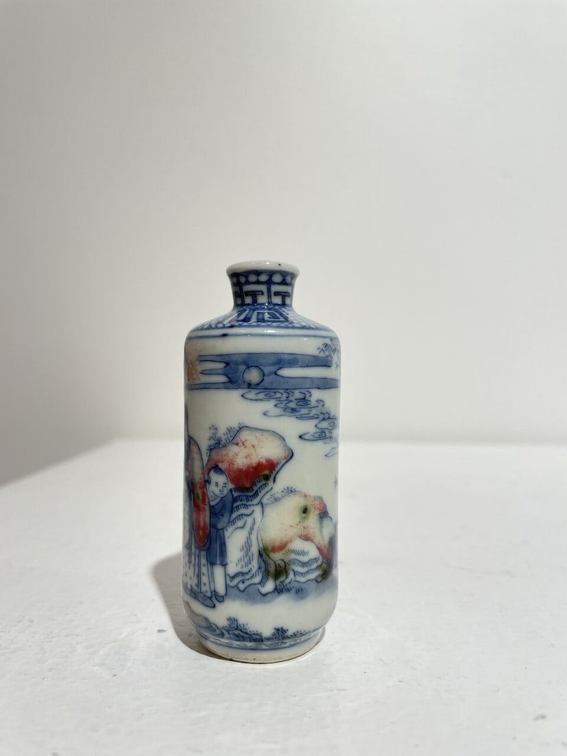 AN UNDERGLAZE-BLUE AND COPPER-RED 'FIGURES IN THE GARDEN' SNUFF BOTTLE Late Qing to Republic Period - 7