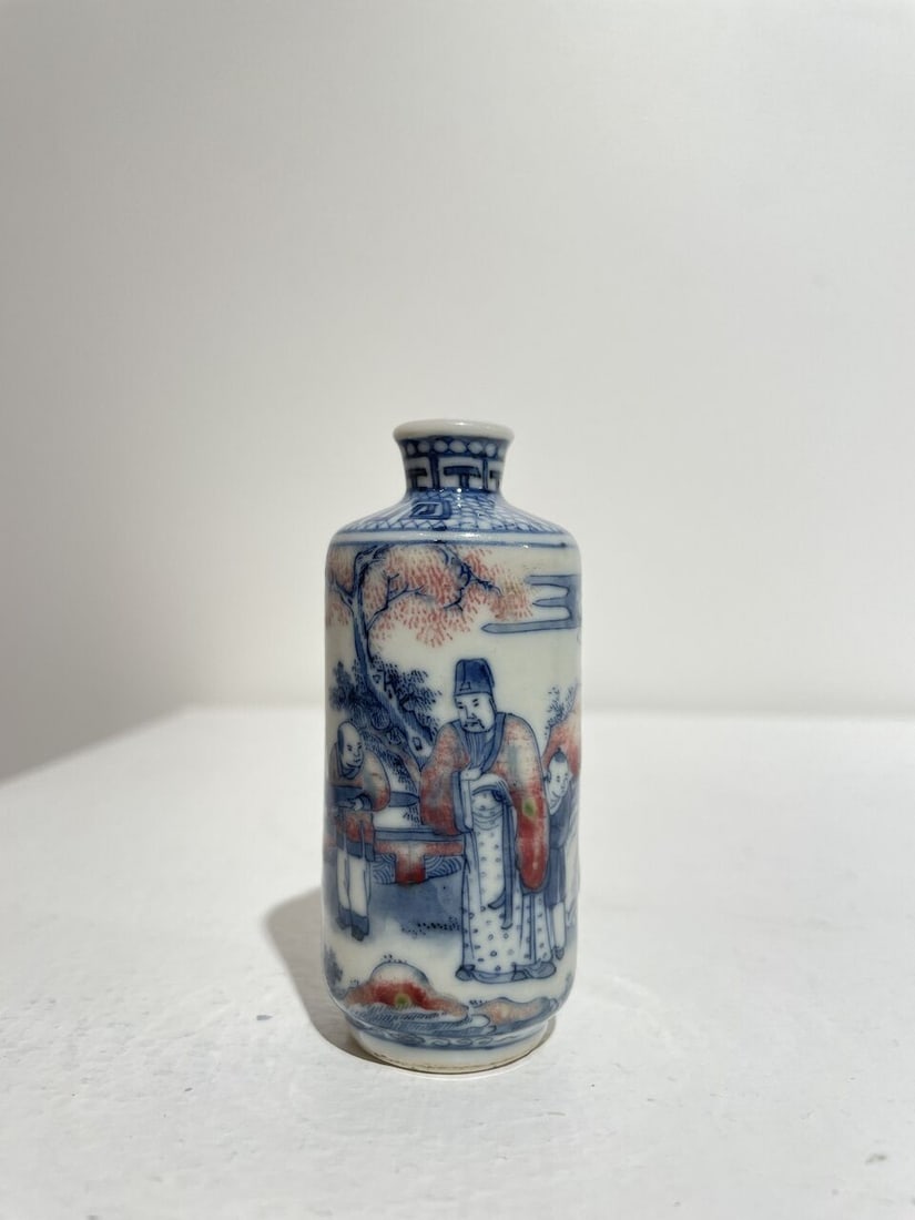AN UNDERGLAZE-BLUE AND COPPER-RED 'FIGURES IN THE GARDEN' SNUFF BOTTLE Late Qing to Republic Period - 8