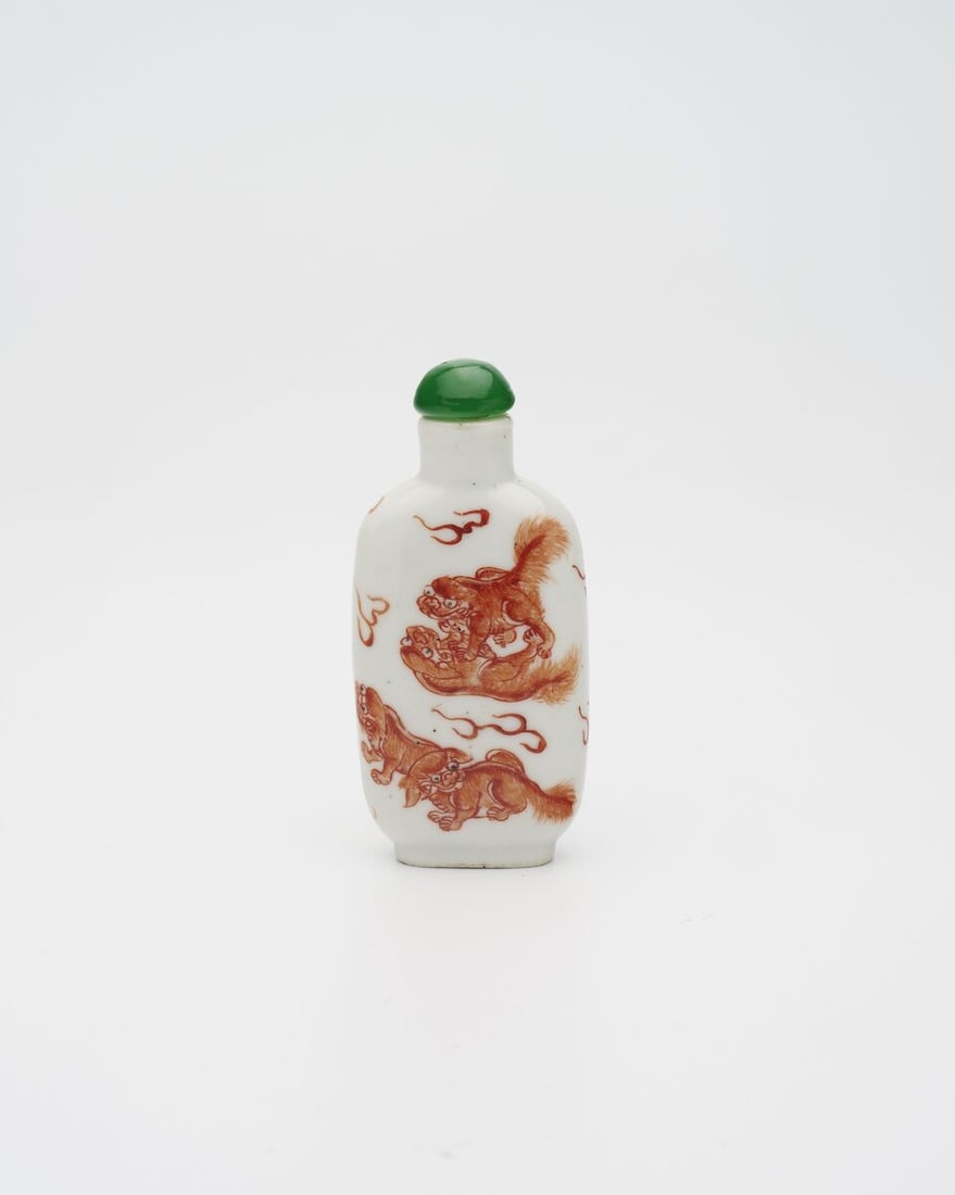 AN IRON-RED PAINTED 'BUDDHIST LIONS' SNUFF BOTTLE Late Qing Dynasty - 5