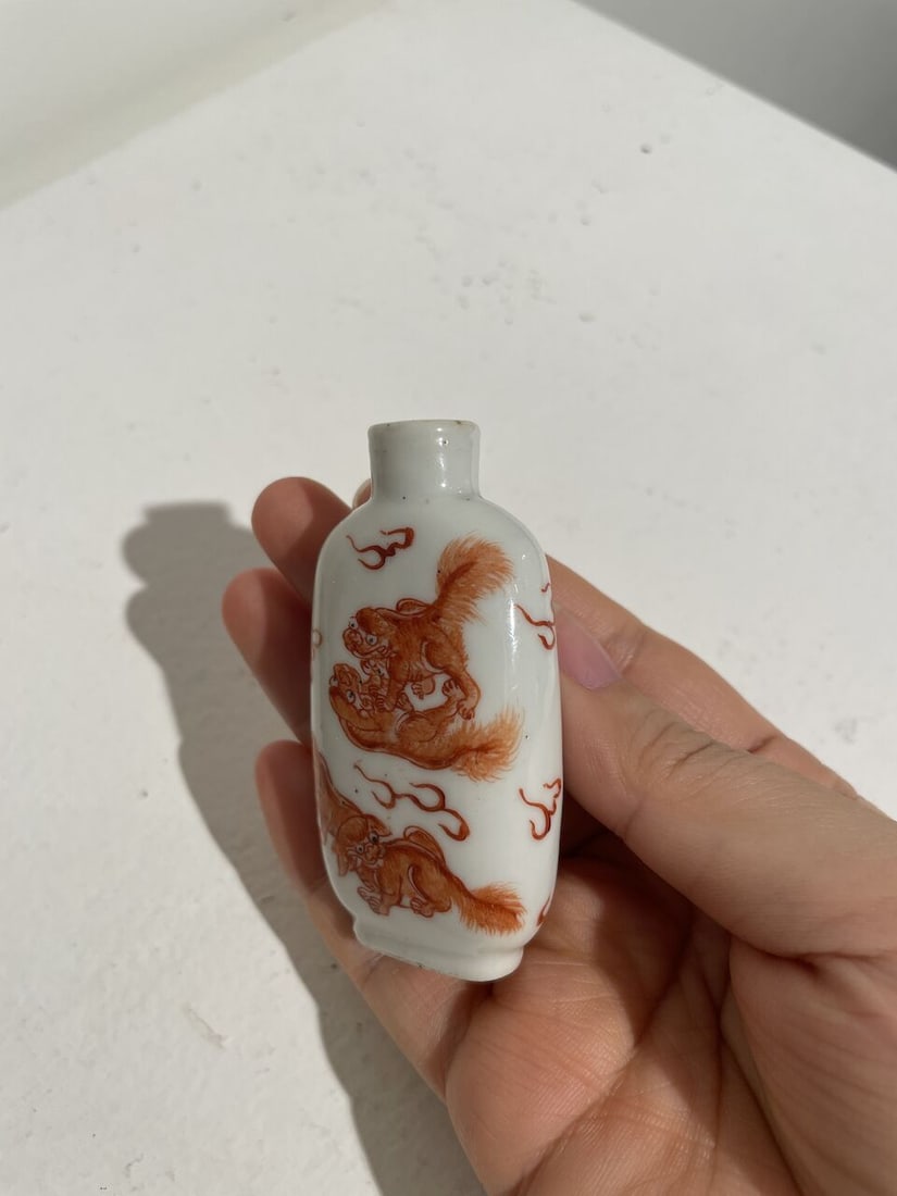 AN IRON-RED PAINTED 'BUDDHIST LIONS' SNUFF BOTTLE Late Qing Dynasty - 8