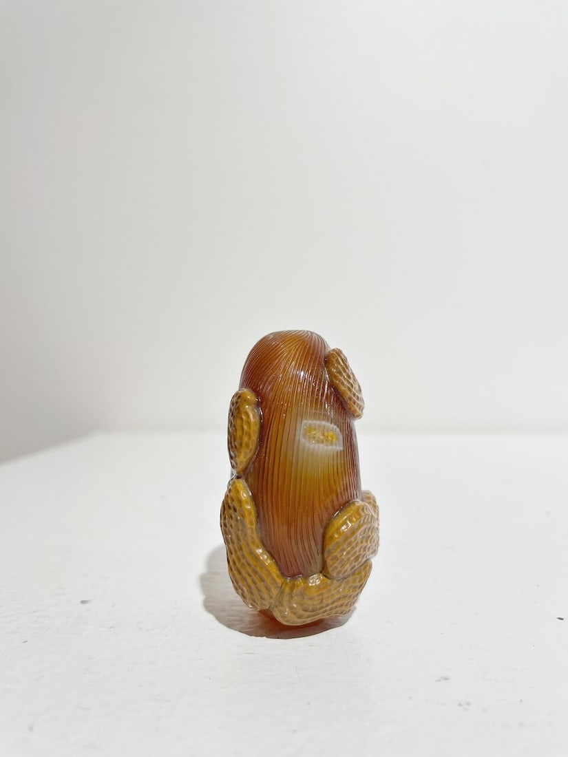 AN AGATE 'JUJUBE AND PEANUT' SNUFF BOTTLE 19th century - 5