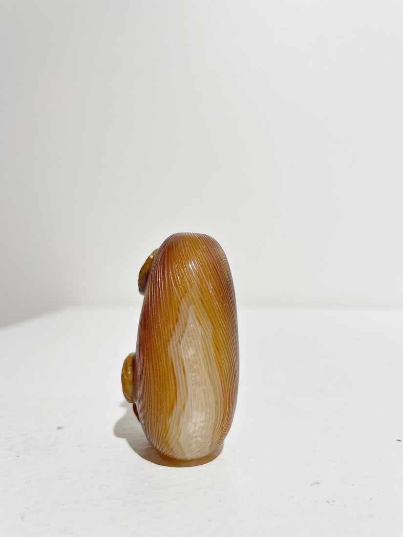 AN AGATE 'JUJUBE AND PEANUT' SNUFF BOTTLE 19th century - 7