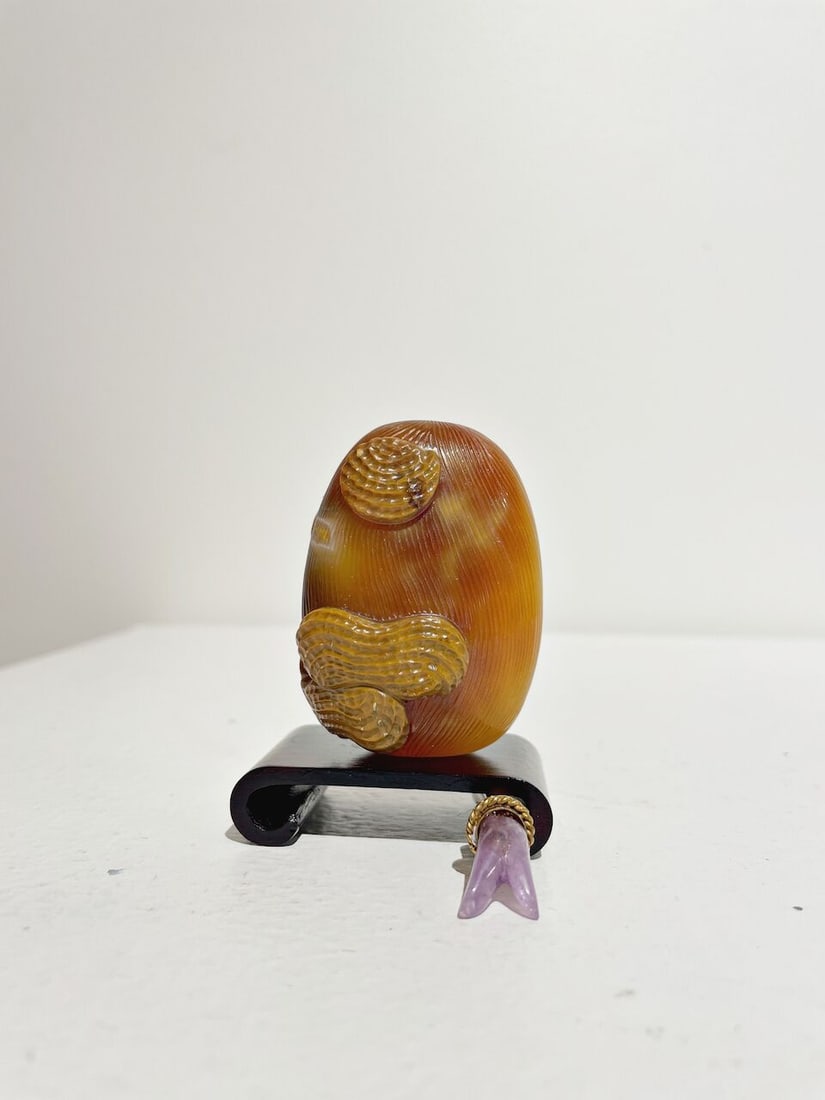 AN AGATE 'JUJUBE AND PEANUT' SNUFF BOTTLE 19th century - 9
