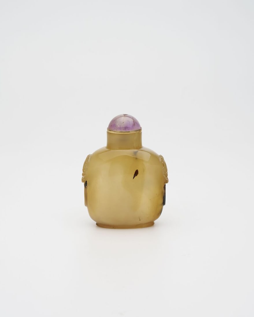 A SHADOW AGATE 'SQUIRREL AND GRAPES' SNUFF BOTTLE 19th century - 2